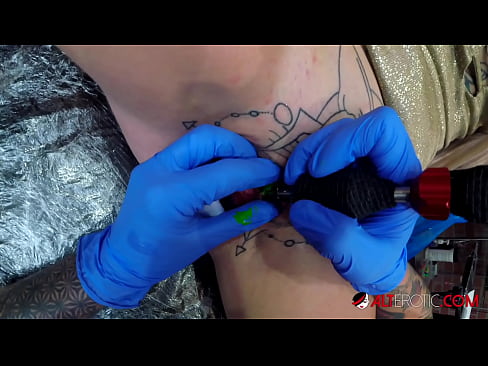 ❤️ Ekstreme tatuita varmulo Sully Savage ricevis tatuon sur sia klitoro Hejmfarita porno ĉe porno eo.porngameshub.ru ❌
